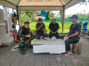 Sambangi Tokoh Masyarakat, Babinsa Sawangan Depok Ajak Warga ‘Perang’ Melawan Covid
