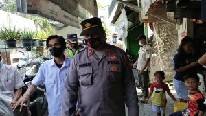 Personel Polsek Kebon Jeruk Bersama 3 Pilar Kebon Jeruk Melaksanakan Woro Woro di Pemukiman Padat Penduduk
