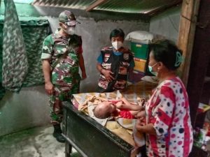 Kompak..!! Babinsa Bersama Anggota FKPPI 11.35 Surakarta Berikan Bantuan Anggota Keluarga Purnawirawan TNI Yang Sakit