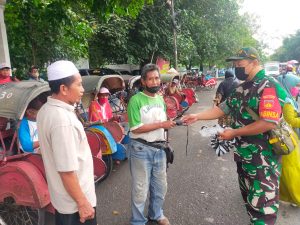 Babinsa Kauman Sosialisasikan PPKM Level 3 di Wilayah Binaannya