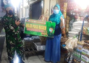 Hari Libur, Babinsa Tetap Blususkan Berikan Himbauan Proyokol Kesehatan