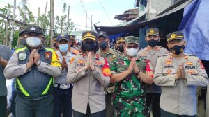 Bersama Tiga Pilar ‘Polsek Tambora Berikan Sembako Kepada Warga di Banjir Kanal Barat Kelurahan Angke