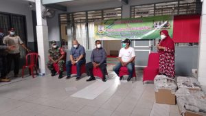 Babinsa Koramil 04 Cengkareng Bersama Tiga Pilar Cengkareng Barat Laksanakan Baksos Jum’at Berkah