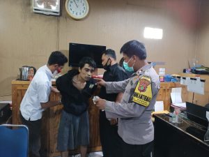 Heroik…!!! Babinsa Koramil04 CK Bekuk Pelaku Penusukan Senjata Tajam