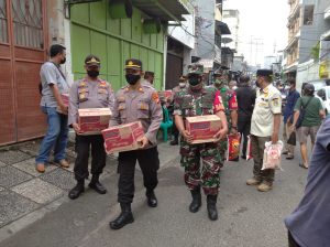Babinsa Koramil 02/TB Kodim 0503/JB Salurkan Bantuan Bagi Warga Kurang Mampu Di Wilayah Binaan