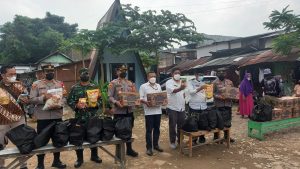 3 Pilar Kecamatan Grogol Petamburan Bagikan Sembako Ke Warga Yang Berada di Slum Area