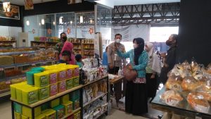 Cegah Penyebaran Varian Baru Omicron,Babinsa Cek Prokes di Swalayan Luwes Nusukan