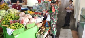 Bersama Security, Sertu Kurniawan Bagikan Masker Gratis di Pasar Gedhe Solo