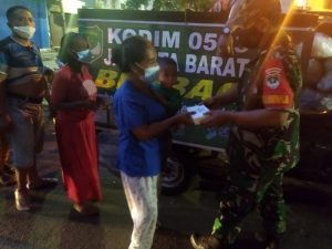 Koramil 02/TB Kodim 0503/JB Bagikan 150 Nasi Kotak Bagi Warga Terdampak Covid 19