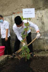 Wali Kota Jakarta Barat Melaksanakan Kegiatan Beautifikasi Tempat Ibadah