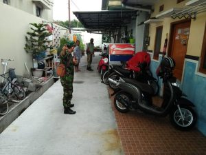 Waspada Omicron, Serda Budiono Lakukan Penyemprotan Disinfektan Di Wilayah Binaan