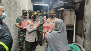 Polsek Tambora Bersama 3 Pilar Bagikan Sembako Kepada Warga di Slum Area