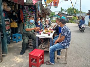 Komsos Babinsa Koramil 06/Cakung Bahas Kamtibmas Ngopi Bareng di Kampung Pancasila