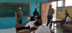Babinsa Bersama Bhabinkamtibmas Awasi Penerapan Prokes di Sekolah
