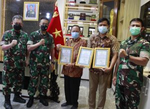 Kadislitbangad Serahkan Sertifikat Hasil Verifikasi Perpanjangan Sertifikat Thermal Weapon
