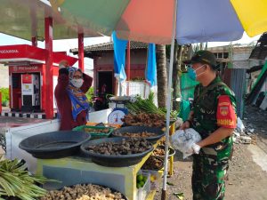 Tak Henti-hentinya Babinsa Mojosongo Bagikan Masker dan Memberi Himbauan Prokes di Wilayah Binaan