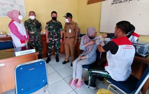 Danramil 01/Jatinegara Dampingi Dandim 0505/JT Pantau Giat Vaksinasi di Cipinang Muara