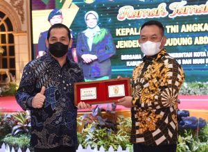 Kasad Terima Gelar Kehormatan “Pangeran Ulubalang Penyege Negeri”