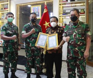 Lulus Uji Coba, Kadislitbangad Serahkan 2 Sertifikat Sepatu Dinas Lapangan dan Seragam PDL TNI