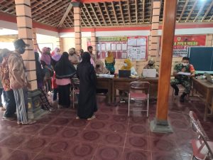 Bantu Kelancaran, Babinsa Purwoharjo Dampingi Vaksinasi