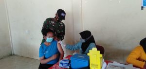 Babinsa Koramil 16/Jatiroto Berikan Pendampingan Vaksinasi Di Desa Brenggolo