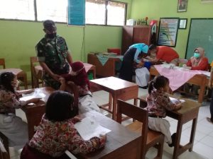Berikan Semangat, Serma Sukri Dampingi Anak-Anak Terima Vaksin