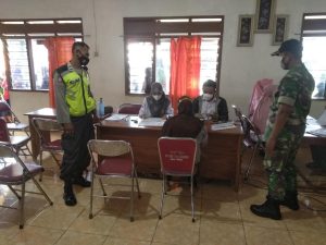 Sinergi Babinsa Dan Bhabinkamtibmas Desa Temboro Dampingi Warganya Terima Vaksin