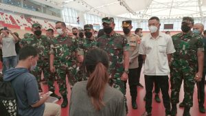 Dandim 0505/Jakarta Timur Dampingi Wakasad Kunjungi Vaksinasi Booster