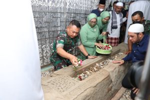 Kasad dan Istri Ziarah Ke Makam Ulama Besar Aceh