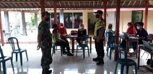 Kompak..!! Babinsa Dan Bhabinkamtibmas Dampingi Vaksinasi Warga