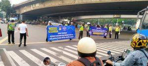 Anggota Polantas Jakarta Barat Gelar Operasi Keselamatan Jaya di Kawasan Jl. S Parman Tomang