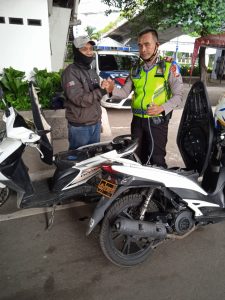 Seorang Anggota Satlantas Jakarta Barat Bantu Warga Yang Mengalami Kehabisan Bensin
