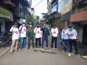 Cegah Meningkatnya DBD, Babinsa Koramil 02/TB Kodim 0503/JB Bersama Warga Binaan Lakukan Fogging