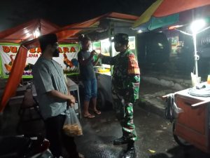 Tak Kenal Waktu, Babinsa Koramil 21/Bulukerto Berikan Himbauan Protkes Kepada Warga