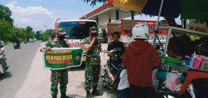 Tegakkan Disiplin Protkes, Babinsa Koramil 04/Nguntoronadi Ajak Warga Selalu Menggunakan Masker