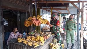 Sambangi Pasar Joglo, Babinsa Sisipkan Pesan Prokes Kepada Penjual Dan Pengunjung Pasar