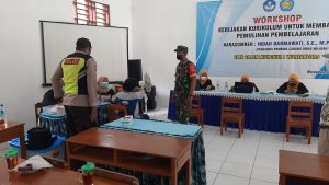 Sukseskan Program Pemerintah, Babinsa Dan Bhabinkamtibmas Dampingi Pelaksanaan Vaksinasi