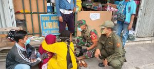 Sigap..!! Babinsa Bersama Linmas Bantu Warga Yang Mengalami Musibah