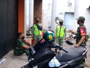 Pererat Tali Silaturrahmi, Babinsa Keprabon Laksanakan Komsos Dengan Anggota Linmas