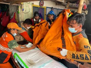 Petugas Gabungan Temukan Korban Yang Tenggelam di Kali Semanan