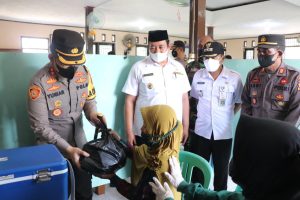 Polres Kendal Bagikan Sembako dan Minyak Goreng Untuk Warga Yang Divaksin