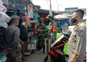 Babinsa Jatimulya dan Tiga Pilar Laksanakan Penegakan Prokes Pasar Pucung
