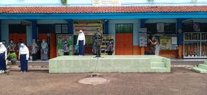 Pasi Ops Kodim 0505/JT Irup Upacara Bendera di SMPN 157 Lubang Buaya