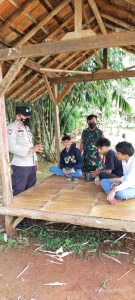 Cegah Kenakalan Remaja, Babinsa Koramil Pancoran Mas Depok Ajak Pelajar Tingkatkan Ibadah