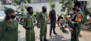 Diharapkan Bantu Kamtibmas, Anggota Koramil 01/Panmas Beri Pembekalan dan Pembinaan Satlinmas