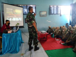 Serma Sujiyanto Berikan Latihan Dasar Kepemimpinan Kepada Siswa SMK Muhammadiyah 5 Surakarta