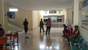 Danramil 05/ Sawangan Monitoring Pelaksanaan Vaksinasi Covid 19 di Daerah Binaanya