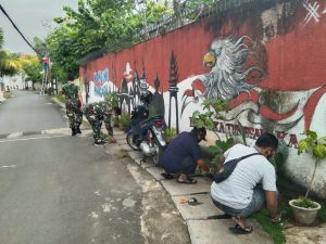 Warga Bersama Personel Koramil 03/Sukmajaya Kodim 0508/Depok Percantik dan Jaga Kebersihan Kampung Pancasila