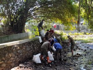 Lestarikan Cagar Budaya, Koramil Beji Depok Bersihkan Sumur Tujuh Beringin Kurung