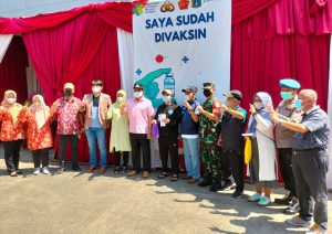Danramil 03/Pasar Rebo, Ciracas Bersama Walikota Jakarta Timur Kunjungi Giat Vaksin di PT. Cosmax